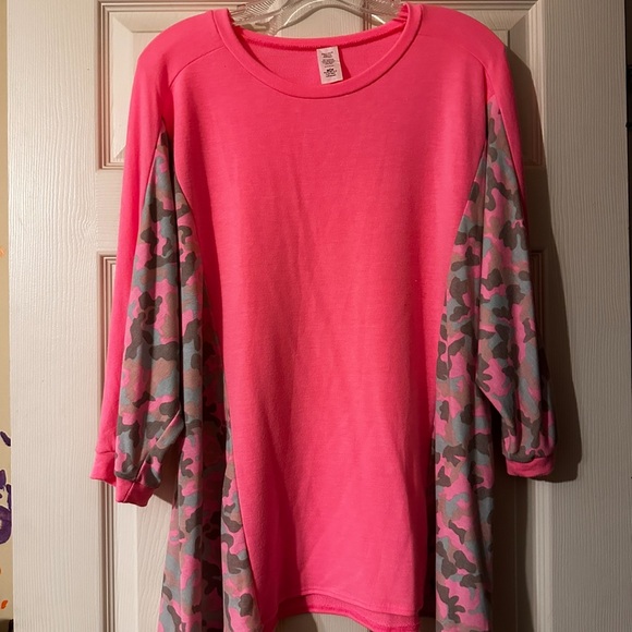 Vet cute tunic style top. - Picture 1 of 5